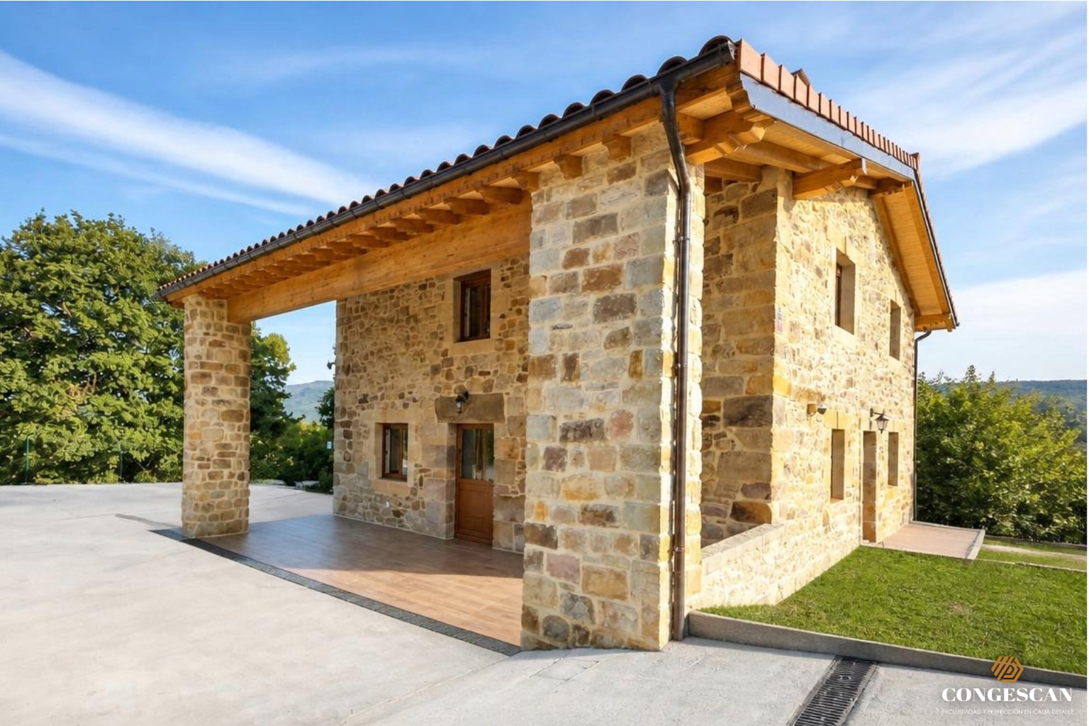 Detalle de porche cubierto con vigas de madera y pilares de piedra en casa rústica de Liérganes por Congescan.
