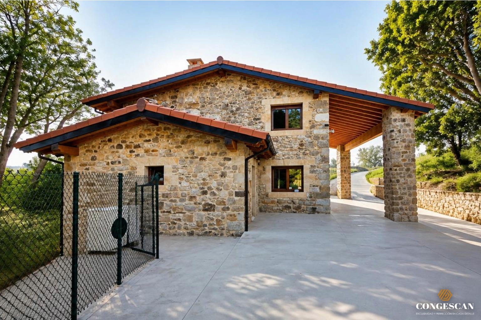 Fachada lateral de casa rústica de piedra con porche y tejado de tejas.