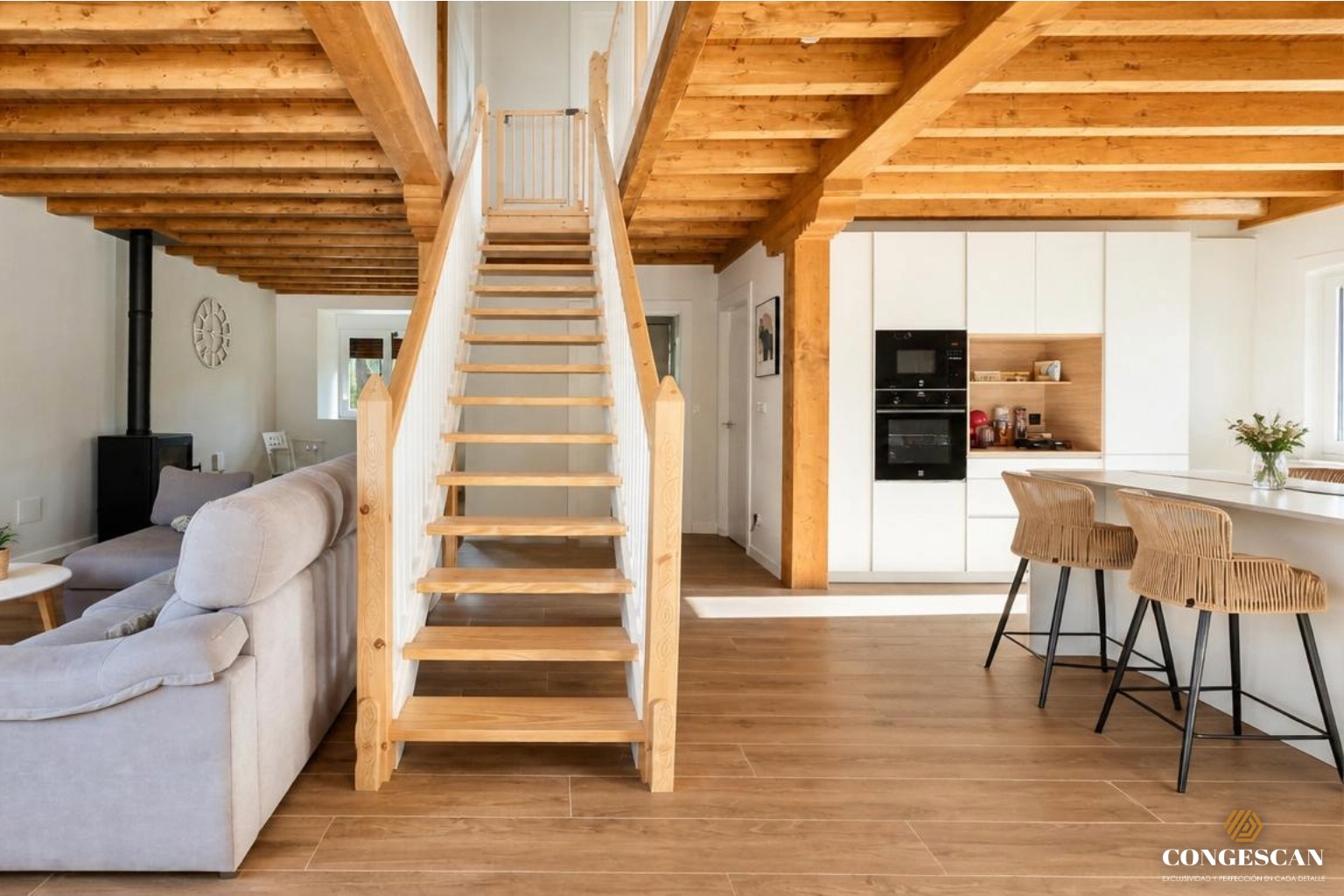 Cocina abierta y salón de estilo rústico moderno con techos de madera por Congescan.