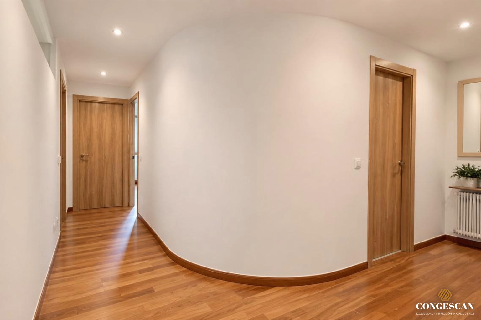 Pasillo curvo y puertas de madera de diseño en Torrelavega por Congescan.