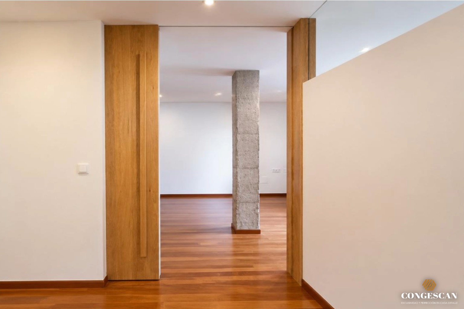 Interior de piso reformado con materiales nobles en Torrelavega por Congescan.
